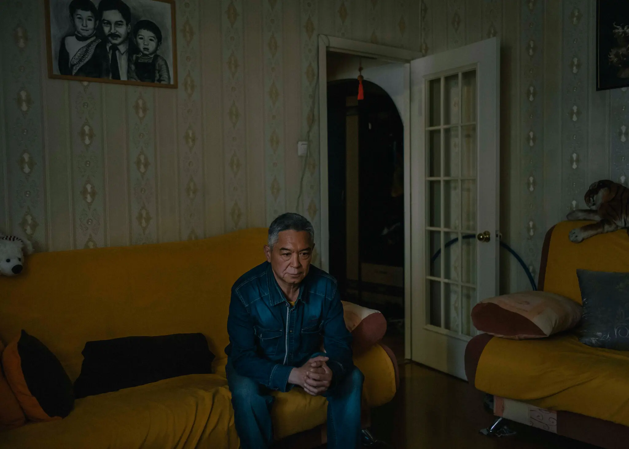 Багато хто вірить пану Путіну, як і 59-річний Олександр Васильєв, який повертається на фронт вдруге. «Я воюю через борг перед батьківщиною», — сказав він.